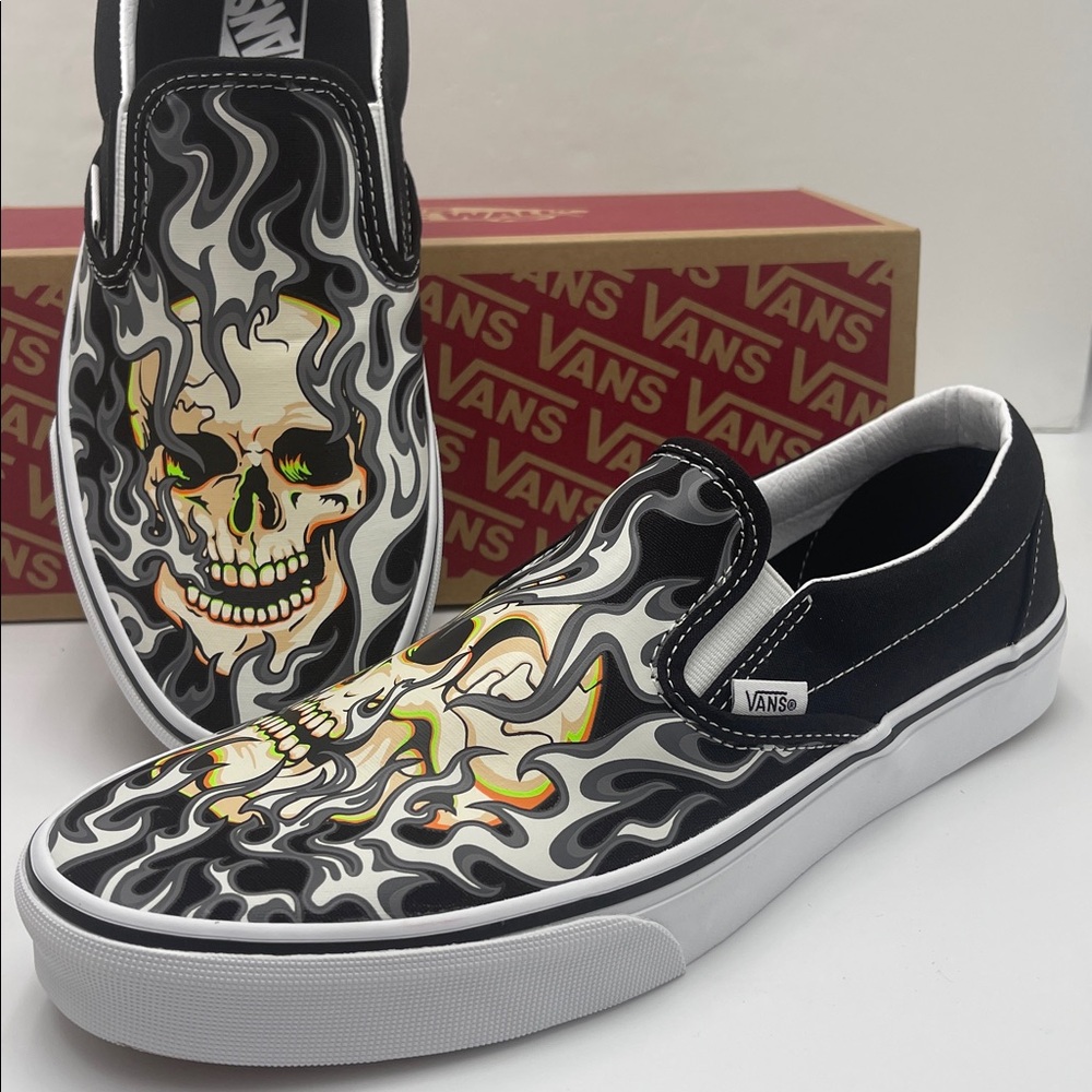 Vans WMNS Classic Slip-On
Flame Skull Black/True White
VN0009Q7BMX Sneakers - Picture 15 of 16